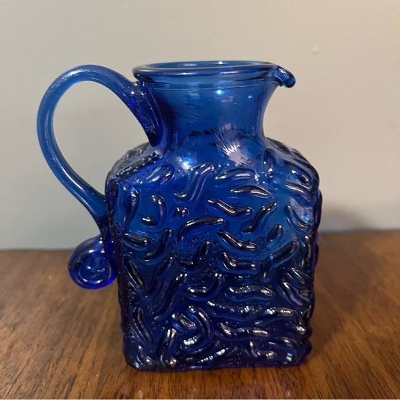 Pilgrim Blue Glass Textured
Crinkle Creamer Reed Handle
Hand Blown 1950 Vintage - Picture 1 of 8
